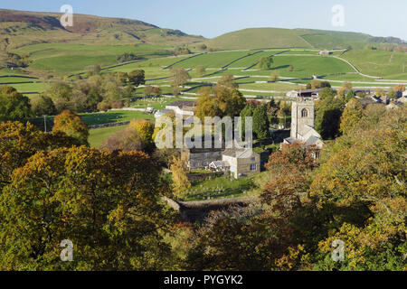 Ansicht des 16. Jahrhunderts der St. Wilfrid's Church in Dorf Burnsall, Wharfedale, Yorkshire Dales, England, Oktober Stockfoto