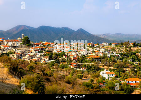 Panorama von Lefkara, traditionellen zypriotischen mit rotem Dach Häuser und Berge im Hintergrund, Larnaca, Zypern Stockfoto