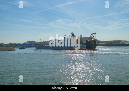 Haag, Niederlande, Oktober 05, 2018: Abschleppen des großen Schiff in den Hafen an einem sonnigen Tag Stockfoto