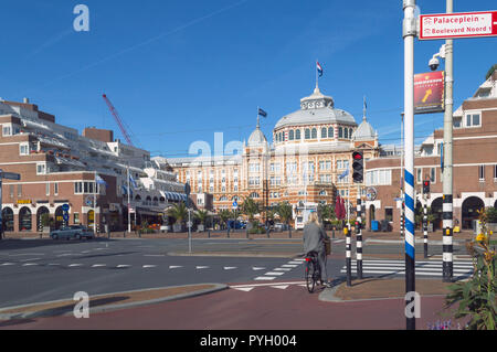 Haag, Niederlande, Oktober 05, 2018: Die Frau auf dem Fahrrad warten auf grüne Ampel vor Grand Hotel Amrath Kurhaus Stockfoto