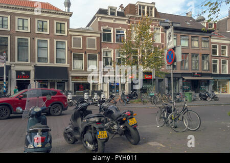 Haag, Niederlande, 14. Oktober 2018: Abgestellte Fahrräder und Motorräder in der Nähe der Zeichen prohibiing stoppen Stockfoto