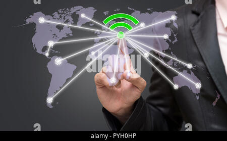 Geschäftsmann, oder berühren Sie das WLAN-Symbol Symbol auf graue Farbe Hintergrund mit Weltkarte Business, Business Netzwerk Konzept Stockfoto