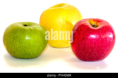 Frische Äpfel, drei Farben auf weißem Hintergrund. Russland Stockfoto