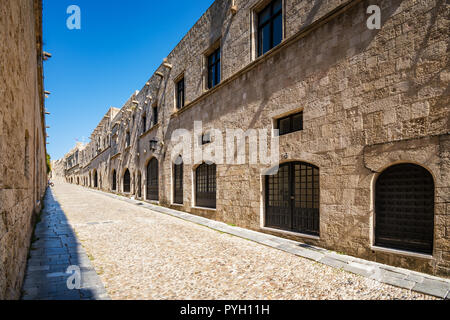 Leere Straße der Ritter (Ippoton) in der Stadt Rhodes (Rhodos, Griechenland) Stockfoto