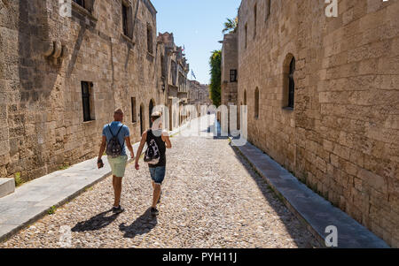 Zwei Jungs auf der Straße der Ritter (Ippoton) in der Stadt Rhodes (Rhodos, Griechenland) Stockfoto