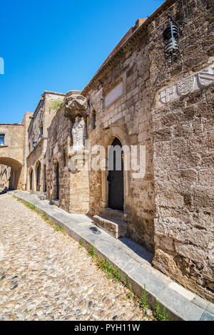 Leere Straße der Ritter (Ippoton) in der Stadt Rhodes (Rhodos, Griechenland) Stockfoto