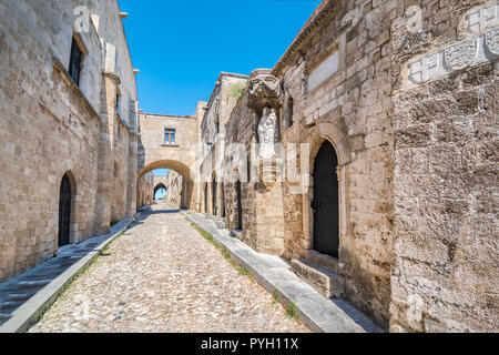 Leere Straße der Ritter (Ippoton) in der Stadt Rhodes (Rhodos, Griechenland) Stockfoto