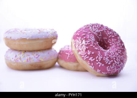 Weiß und rosa Donut auf weißem Hintergrund Stockfoto