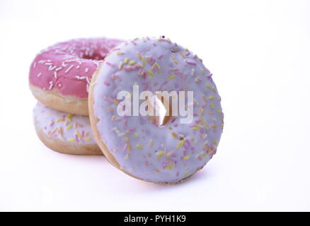 Leckere bunte Donuts auf weißem Hintergrund Stockfoto