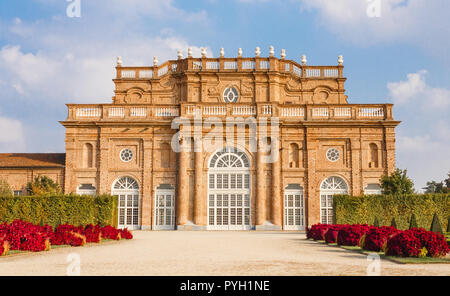 VENARIA REALE, Italien / Piemont - OKTOBER, 2018: Blick auf die Fassade des citroneria der Reggia Venaria Stockfoto