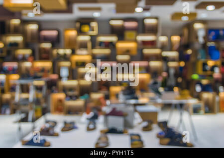 Abstrakte verschwommenes Foto der Tasche und Schuhe Store in der Shopping Mall, Shopping Konzept Stockfoto