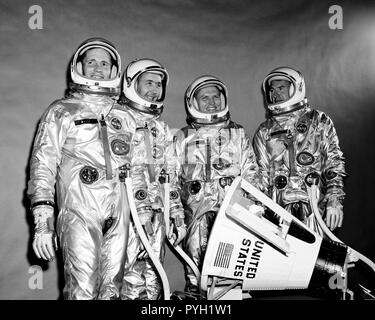 (10 Sept. 1964)------- Blick auf die Gemini-4 prime Crew und Backup Crew in Druck entspricht. Sie stehen um ein Modell der Gemini Raumschiff. Von links nach rechts sind Astronauten Edward H. Weiß II, Pilot; James A. McDivitt, Befehl Pilot; Frank Borman, James A. Lovell jr., Backup crew Links. Stockfoto