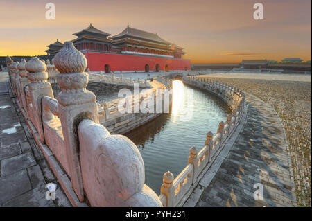 Blick auf die Verbotene Stadt in China bei Sonnenuntergang Stockfoto