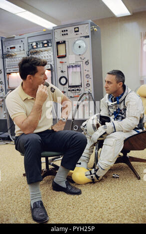(23 März 1965) - - - Astronaut Virgil I. Grissom (rechts), den Befehl Pilot des Gemini-Titan 3 3-Orbit Mission, ist mit Astronaut Walter M. Schirra jr. Im Ready-Zimmer im Pad 16 dargestellt. Stockfoto