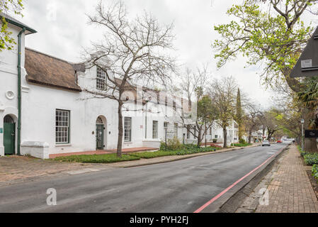 Stellenbosch, Südafrika, 16. AUGUST 2018: Historische Gebäude in Dorp Street in Stellenbosch in der Western Cape Provinz. Fahrzeuge sichtbar sind Stockfoto