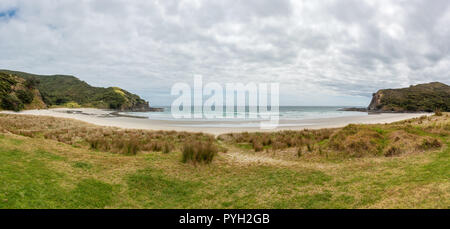 Panoramablick auf Tapotupotu Strand in Neuseeland unter einem bewölkten Himmel Stockfoto