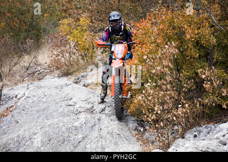 Unbekannter Fahrer an Hard Enduro Rennen in Soko Banja, Serbien. Stockfoto