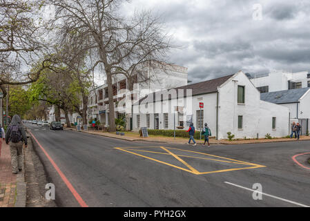 Stellenbosch, Südafrika, 16. AUGUST 2018: Historische Gebäude in Dorp Street an der Ecke der Louw Straße in Stellenbosch Western Cape Provin Stockfoto