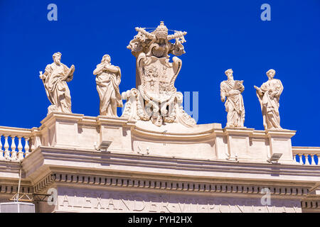 Vatikan - 25. SEPTEMBER 2018: Detail der Petersdom im Vatikan. Es ist die weltweit größte Gebäude der Kirche. Stockfoto