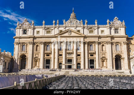 Vatikan - 25. SEPTEMBER 2018: Detail der Petersdom im Vatikan. Es ist die weltweit größte Gebäude der Kirche. Stockfoto