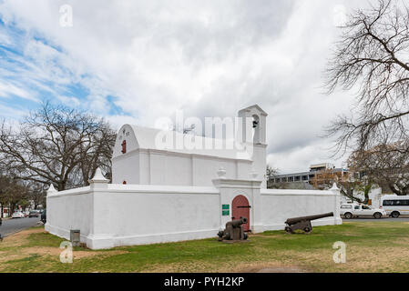 Stellenbosch, Südafrika, 16. August 2018: Die historische Grachtenhaus war Schießpulver Magazin in Stellenbosch in der Western Cape Provinz. Zwei Kanonen sind visi Stockfoto