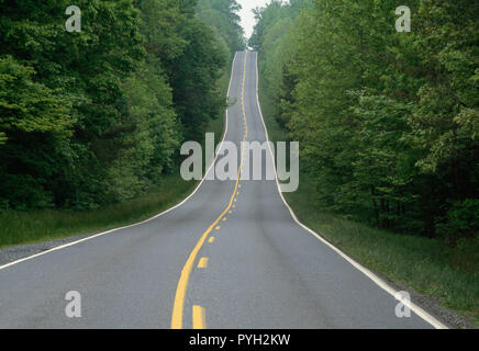 Zweispurigen Landstraße erstreckt sich über den nächsten Hügel, Virginia, USA Stockfoto