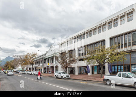 Stellenbosch, Südafrika, 16. AUGUST 2018: Historische Gebäude zusammen mit modernen Gebäuden in Plein Straße in Stellenbosch Western Cape Pro Stockfoto