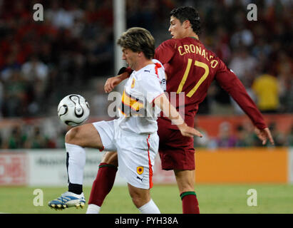 Mungersdorfer Stadion Köln Deutschland 11.6.2006, Berlin, Deutschland, FIFA WM 8, Angola vs. Portugal 0:1 - - - - FIGUEIREDO (ANG), CRISTIANO RONALDO (POR) Stockfoto