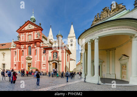 Die St. Georg Basilika, der Kaiserin Maria Theresia Eingang zum Rosenberg Palace. St. George Square, die Prager Burg. Stockfoto