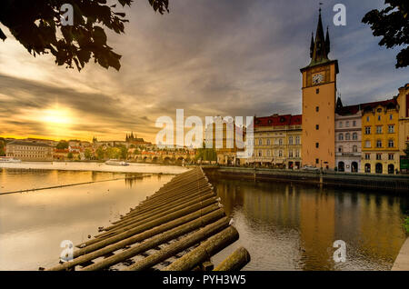 Moldau von Smetana Bahndamm Lavka riverbank, Altstadt Wasserturm. In der backgroun Karlsbrücke und Hradschin Hill. Stockfoto