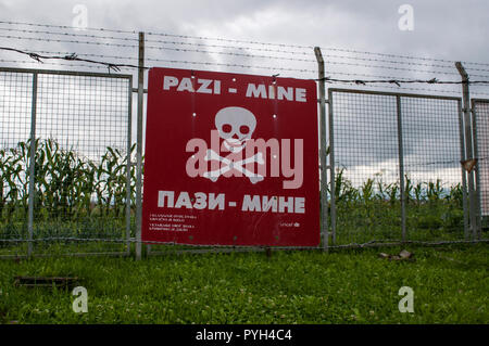 Warnzeichen für Landminen in der Reproduktion von ein minenfeld an der Sarajevo Tunnel Museum die 1993 unterirdischer Tunnel, der während der Belagerung erbaut Stockfoto