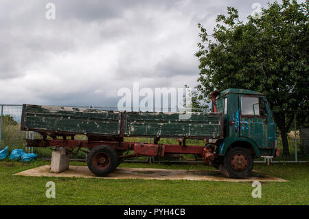 Ein Lkw in ein Feld der Sarajevo Tunnel Museum, im Innenhof von Kolar Family House Gehäuse 1993 den unterirdischen Tunnel während der Belagerung erbaut Stockfoto