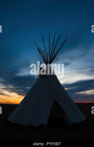 Tipi, ersten Völker Buffalo Jump SP, MT, USA, durch die Bruce Montagne/Dembinsky Foto Assoc Stockfoto