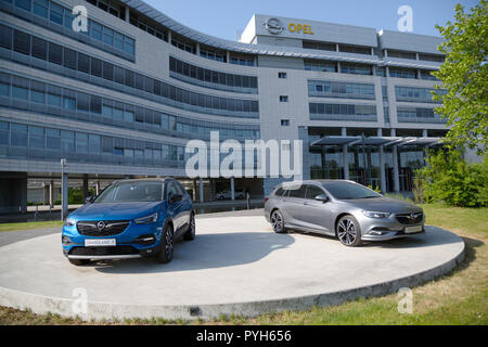 Deutschland, Rüsselsheim, Opel Automobile GmbH: Opel Grandland X und Opel Insignia vor der Konzernzentrale Stockfoto