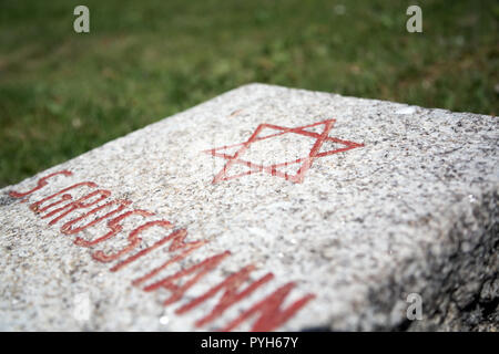 Bayern, Deutschland - Ehrenamtliche Friedhof für 121 Opfer der nationalsozialistischen Gewaltherrschaft starb kurz nach der Befreiung 1945. Grabstein eines Juden Stockfoto