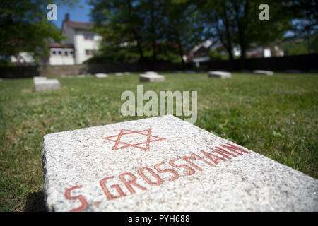 Bayern, Deutschland - Ehrenamtliche Friedhof für 121 Opfer der nationalsozialistischen Gewaltherrschaft starb kurz nach der Befreiung 1945. Grabstein eines Juden Stockfoto