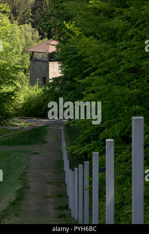 Bayern, Deutschland - KZ-Gedenkstaette Flossenbuerg, Blick von der ehemaligen Lager Zaun zu einem Wachturm Stockfoto