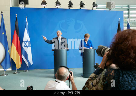 Berlin - Bundeskanzlerin Angela Merkel und der israelische Ministerpräsident Benjamin Netanjahu auf ihrer Pressekonferenz. Stockfoto