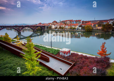 Maribor, Slowenien. Stadtbild Bild von Maribor, Slowenien im Herbst Dämmerung mit Reflexion der Stadt in der Drau. Hinweis für die Redaktion: Stockfoto