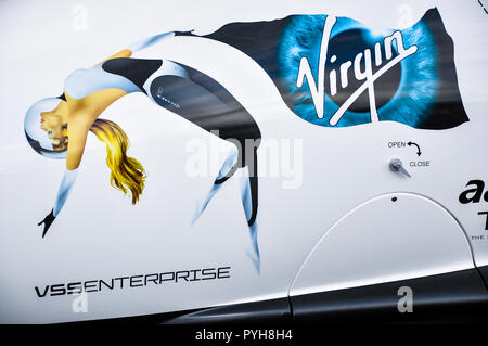 VSS Enterprise war die erste SpaceShipTwo (SS2) spaceplane, von Scaled Composites für Virgin Galactic gebaut. Nose Art mit weiblichen Figur im Raum Stockfoto