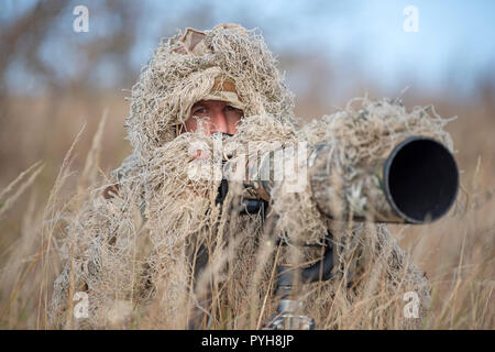 Camouflage Naturfotograf in Tarnanzügen durch Anzug im Wilden arbeiten Stockfoto