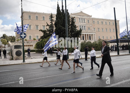 Die Teilnehmer der Parade vorbei vor der Griechischen Parlament während der Feierlichkeiten. Die nationale "Oxi (Keine) Tag' die Ablehnung erinnert an die griechische Ministerpräsident Ioannis Metaxas des ultimatum von den italienischen Diktator Benito Mussolini am 28. Oktober 1940 während des Zweiten Weltkrieges gemacht Es gefeiert wird jährlich von griechischen Gemeinschaften auf der ganzen Welt, in Griechenland und Zypern. Nach dem Zweiten Weltkrieg es ein Feiertag in Griechenland und Zypern, und das Ereignis wird jedes Jahr mit militärischen und student Paraden. An jedem Jahrestag, die meisten öffentlichen Gebäude und Wohnungen sind mit Griechischen fl eingerichtet Stockfoto