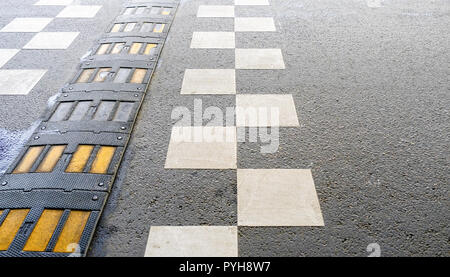 Speed Bump. Verkehrssicherheit Speed Bump auf eine asphaltierte Straße Stockfoto