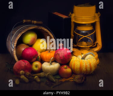 Abstrakte noch Leben angezeigte Produkte: frische und trockene Ernte Symbole und ein gelbes gas Laterne, gegen Holz- Hintergrund und mit bunten Herbst leav eingerichtet Stockfoto