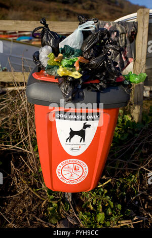 Hund Mülleimer überfüllt mit poo Bags Stockfoto