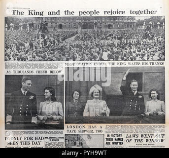 Zweiter Weltkrieg Königliche Familie aus dem Zweiten Weltkrieg mit König George VI & Königin & Töchter Elizabeth, Margaret begrüßen die Menge am Ende des Krieges nach VE Day am 9. Mai 1945 in Großbritannien Stockfoto