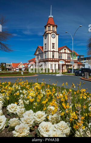 Isite Visitor Centre (alte Post) und Blumen, Rotorua, North Island, Neuseeland Stockfoto