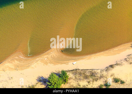 Luftaufnahme von Sodwana Bay National Park innerhalb des iSimangaliso Wetland Park, Maputaland, einem Gebiet von KwaZulu-Natal an der Ostküste Südafrikas. Indischen Ozean Hintergrund. Stockfoto