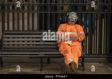 Bauarbeiter, die in einem der neuen Wohngebiete am Südufer der Themse, London, UK, hat am späten Nachmittag nap. Stockfoto