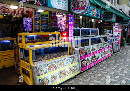 Behälter mit frischem Fisch und Meeresfrüchten voller Leben Fische und Schalentiere, die außerhalb einer Gaststätte in Haeundae, Busan in Südkorea. Stockfoto